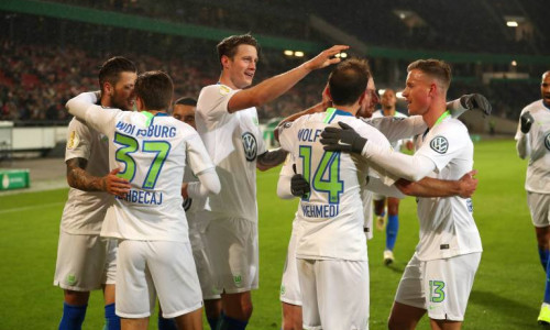 Der VfL Wolfsburg feiert den Einzug in die nächste Runde. Foto: imago/regios24
