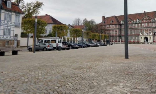Jetzt sprechen die Einwohner! Die Mehrheit scheint mit dem Parken zu besonderen Anlässen auf dem Schlossplatz zufrieden zu sein. Foto: Werner Heise