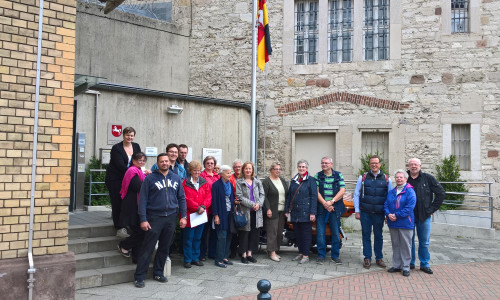 Die Teilnehmergruppe des Wolfenbütteler SPD-Sommerprogramms vor dem Eingang der JVA vor der Besichtigung der Gedenkstätte. Foto: Privat