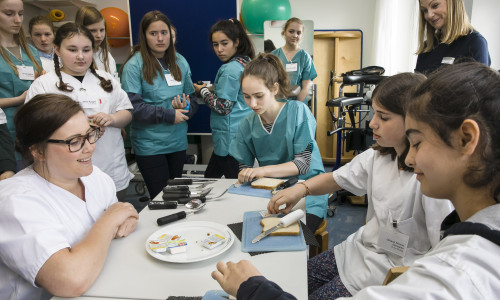 Ergotherapeutin Mona Bachmann (links) erklärt, wie Schlaganfall-Patienten lernen, ein Brot mit nur einer Hand zu schmieren. Klinikum. Fotos: Braunschweig/Peter Sierigk