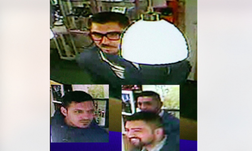 Der Mann mit Brille soll Schmuck im Wert von 11.000 Euro eingesteckt haben, während die anderen drei Männer den Verkäufer in einem Goldschmiedegeschäft ablenkten. Foto: Polizei