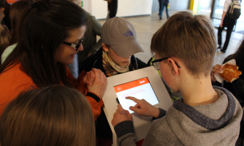 Schüler des Otto-Hahn-Gymnasiums stellten sich interaktiven Fragen. Foto: Bernd Dukiewitz