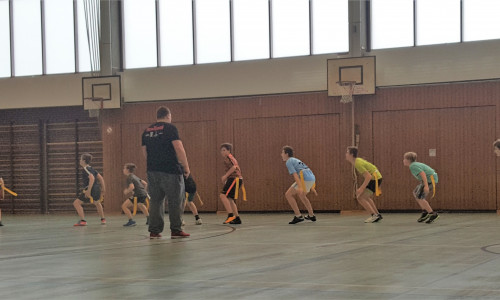 Profifootballer trainieren Schüler des Gymnasiums am Bötschenberg. Foto: Gymnasium am Bötschenberg