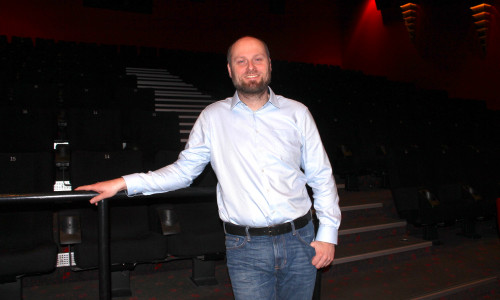 Theaterleiter Timo Degendorfer schaut optimistisch auf das kommende Kinojahr. Foto: Alexander Dontscheff
