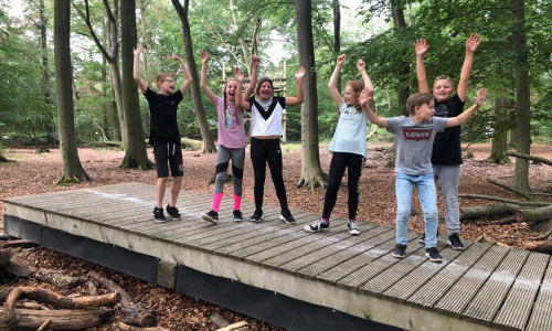 Die Kinder auf dem Erlebnispfad am Zweidorfer Holz

Foto: Niedersächsische Landesforsten