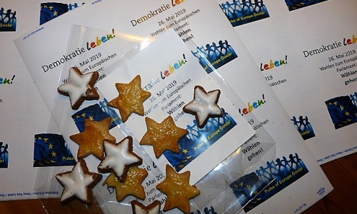 Die selbstgebackenen Europa-Sternen werden am Sonntag verteilt. Foto: Hans Georg Ruhe