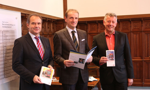 Ulrich Markurth, Hennig Brandes und Jörg Reincke, bei der Vorstellung der Änderungen (von links) Foto: Braumann