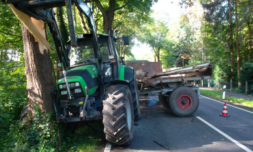 Der 31-jährige Traktorfahrer kam aus bisher ungeklärter Ursache von der Fahrbahn ab. Foto: Polizei Gifhorn