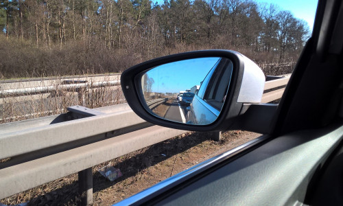Die Außenspiegel der beiden Fahrzeuge stießen aneinander. Symbolbild: pixabay