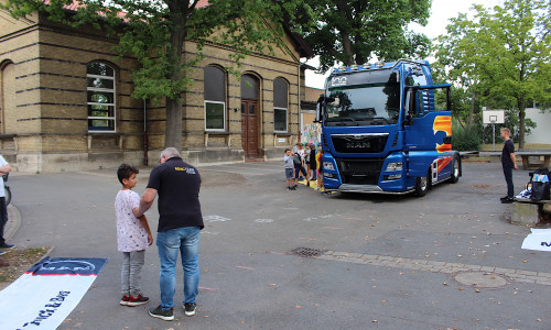 Den Schülern wurde gezeigt, aus welcher Entfernung ein LKW-Fahrer ein Fußgänger sehen kann. Fotos und Video: Alexander Dontscheff
