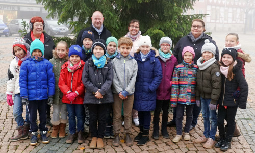 Seit vielen Jahren schmücken die Grundschüler die Friedenstanne. Foto: Stadt Wolfenbüttel