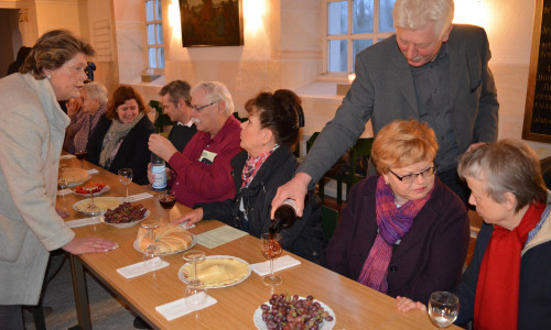 Im Kirchenschiff feierten die Gläubigen an einer langen Tafel gemeinsam Abendmahl Foto: Evangelisch-Lutherischer Kirchenkreis Peine