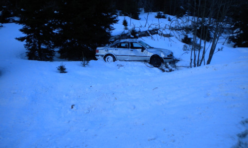 Im Wald blieb das Unfallauto stehen. Foto: Polizei