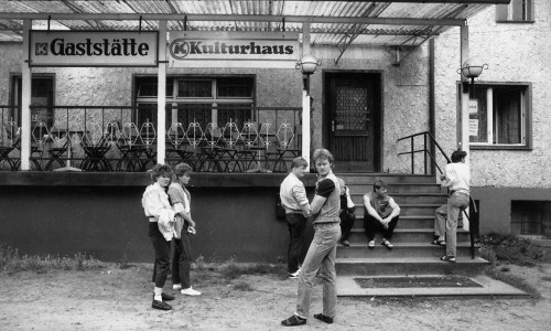 Vor dem Dorfgasthaus, Brandenburg, 1984, DDR. Foto: Pressebild von Aussteller