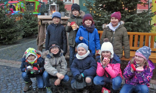 Die Kinder auf dem Weihnachtsmarkt. Foto: Kita Fümmelse