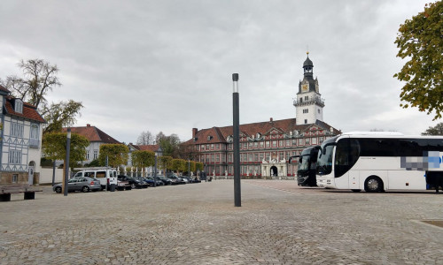 Auf dem Schlossplatz gibt es zwei Kurzzeitstellplätze für Reisebusse. Foto: Werner Heise