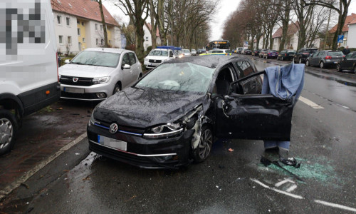 Auf der Saarstraße kam es zu einem heftigen Verkehrsunfall. Fotos: Aktuell24(KR)