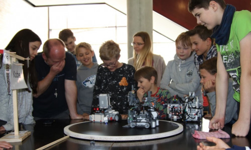 24 selbstgebaute Lego-Roboter traten im Gymnasium im Schloss gegeneinander an. Foto: privat