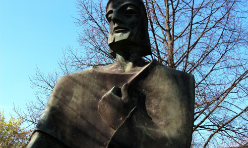 Die Statue von Lessings "Nathan der Weise" vor der Herzog-August-Bibliothek. Foto: Sina Rühland