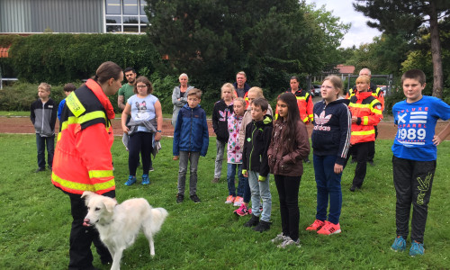 Stefanie Gypps und Schäferhund-Mischling „Bailey“ veranschaulichen die Rettungshundeausbildung. Fotos: AGG Goslar