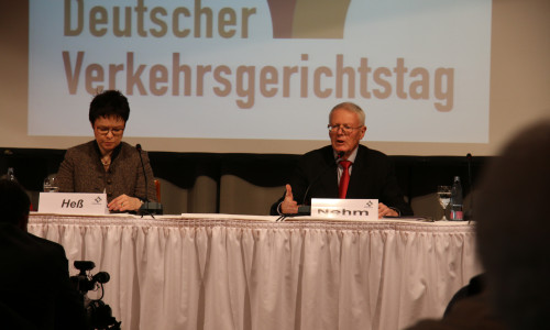 Birgit Heß, Pressesprecherin des Verkehrsgerichtstages, und Kay Nehm, Präsident des Verkehrsgerichtstages, stellten die einzelnen Arbeitskreise vor. Foto: Nino Milizia