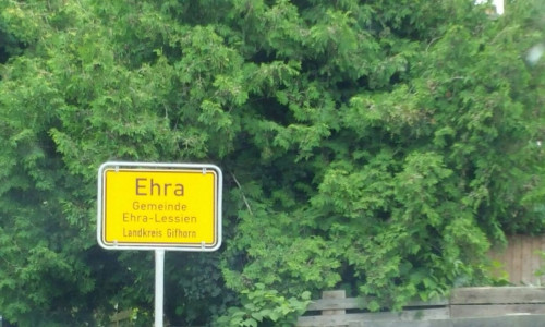 Der Ortseingang von Ehra. In der Nähe liegt der ehemalige Truppenübungsplatz, auf dem sich die Übergriffe ereignet haben sollen.