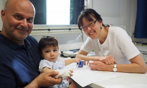 Oberärztin Dr. Silke Juras bei der Nachsorge (rechts)  mit dem jungen Patienten aus Dubai und seinem Vater. Foto: Krankenhaus Marienstift