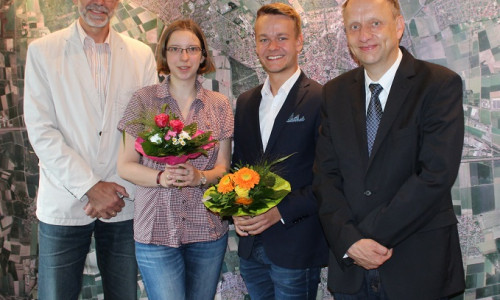 Simone Falzewski und Jens Reinhold (mittig) wurden für ihre guten Leistungen beglückwünscht. Foto: Stadt Peine