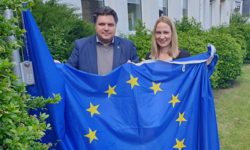 Martina Sharman und Uwe Schäfer zeigen Flagge für Europa. Foto: CDU