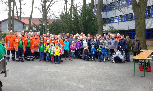 Zahlreiche Helfer nahmen sich beim Umwelttag der Gemeinde des Mülls an. Fotos: Gemeinde Weyhausen