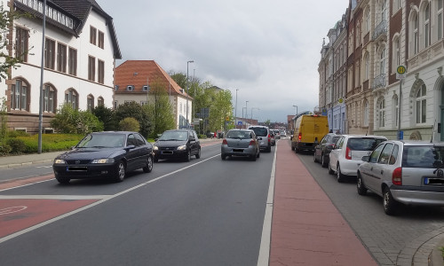 Aufgrund von widerrechtlich parkenden Autos ist den Bussen das Anfahren der Haltestelle "Bahnhofstraße" oftmals nicht möglich. Foto: Stadt Wolfenbüttel
