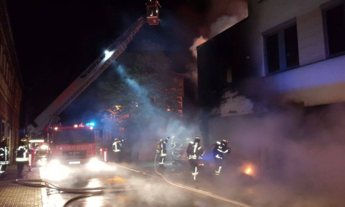 Während eines Pressegesprächs am Freitag gab die Polizei weitere Informationen zur Brandnacht bekannt. Foto: Anke Donner/Nick Wenkel 
