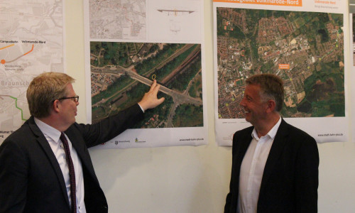 Stadtbaurat Heinz-Georg Leuer (links) und Jörg Reincke (Geschäftsführer Braunschweiger Verkehrs-GmbH) zeigen, wo bald Stadtbahnen rollen sollen. Foto: Janosch Lübke