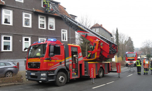Mit der Drehleiter konnte die Frau innerhalb weniger Augenblicke aus der Wohnung zum Rettungswagen transportiert werden. Foto: Feuerwehr Goslar