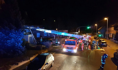 Zu einem Wohnhausbrand in der Braunschweiger Straße in Salzdahlum wurde die Feuerwehr am heutigen Montagabend um 21.18 Uhr alarmiert. Fotos: Feuerwehr Wolfenbüttel