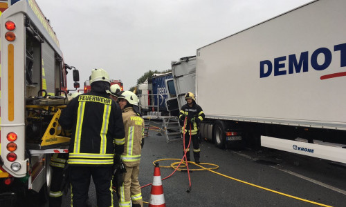 Bei einem Unfall auf der A2 wurden drei Lastwagen ineinander geschoben und der Beifahrer des auffahrenden Lkw in der Fahrerkabine eingeklemmt. Fotos: aktuell24/bm