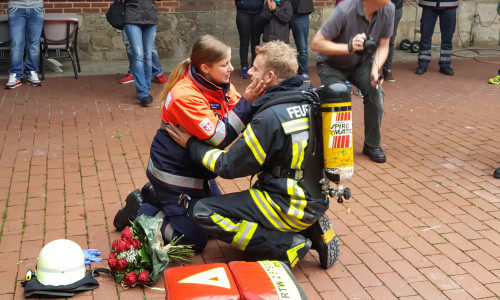 Feuerwehrmann Christian Marquardt machte seiner Freundin Christine Nieländer einen Heiratsantrag. Fotos: Aygün Erarslan
