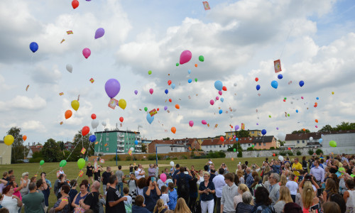 146 Schüler lassen Ballons fliegen. Foto: Privat