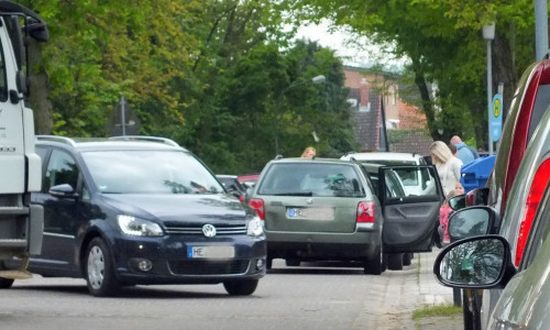 Vor der Grundschule und dem Kindergarten in Groß Twülpstedt sorgen Baustellenverkehr und sogenannte "Elterntaxis" für Chaos. Foto: Achim Klaffehn
