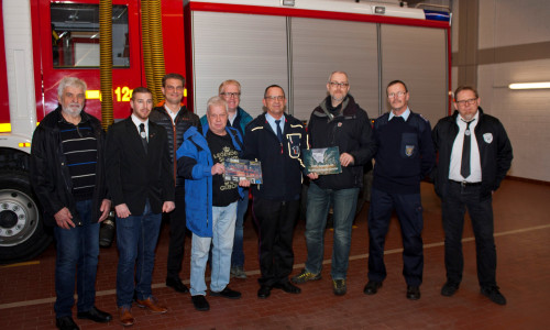 Die Veranstalter der beiden Benefizveranstaltungen übergaben am Montag die Spenden an die Feuerwehr. Foto: Pressestelle Feuerwehr Goslar
