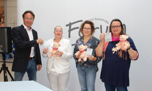 Forum-Centermanager Sven Heß mit den Siegerinnen der Schnitzeljagd: Ute Schumann, Janine Steiner und Heidi Lohrengel. Foto: Alexander Dontscheff