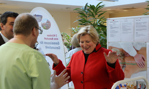 Niedersächsische Gesundheitsministerin Cornelia Rundt absolviert Gleichgewichtstraining auf dem "Posturomed". Foto: Alexander Panknin
