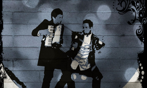 Die Musiker Roman D. Metzner und Aaron Perry spezialisieren sich auf die Songs von Queen und Freddie Mercury. Foto: AWO Migrationsberatung
