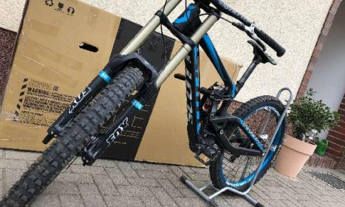 Entwendetes Mountainbike der Marke Scott, Modell Gambler in schwarz / blau. Foto: Polizei