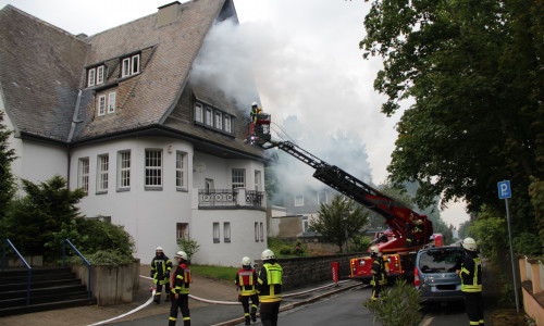 Starke Rauchentwicklung, Vorbereitung der Rettung von zwei Personen aus dem Dachgeschoss über die Drehleiter. Fotos: Feuerwehr Goslar