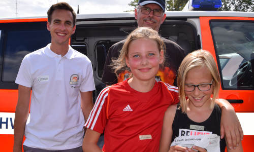 Ein Goldenes Sportabzeichen für Melina und Paula. Foto: Feuerwehrverband Braunschweig-Stadt e. V.