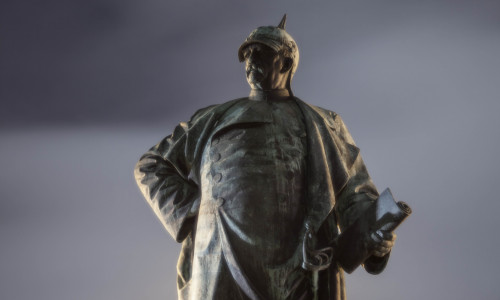 Das Bismarckdenkmal wurde Opfer einer Farbattacke. Foto: Archiv/Alec Pein