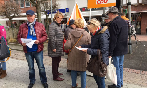 Am Samstag suchte die CDU das Gespräch mit den Passanten. Foto: CDU