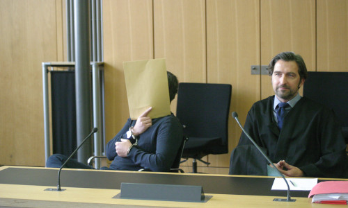 Ohne Gemütsregung nahm Anton B. das Urteil in Handfesseln auf. Rechts sein Verteidiger, Rechtsanwalt Frank Otten. Foto: Klaus Knodt