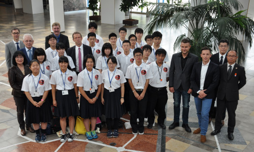 Oberbürgermeister Klaus Mohrs begrüßt Schülergruppe aus Nagoya/Japan. Foto: Stadt Wolfsburg